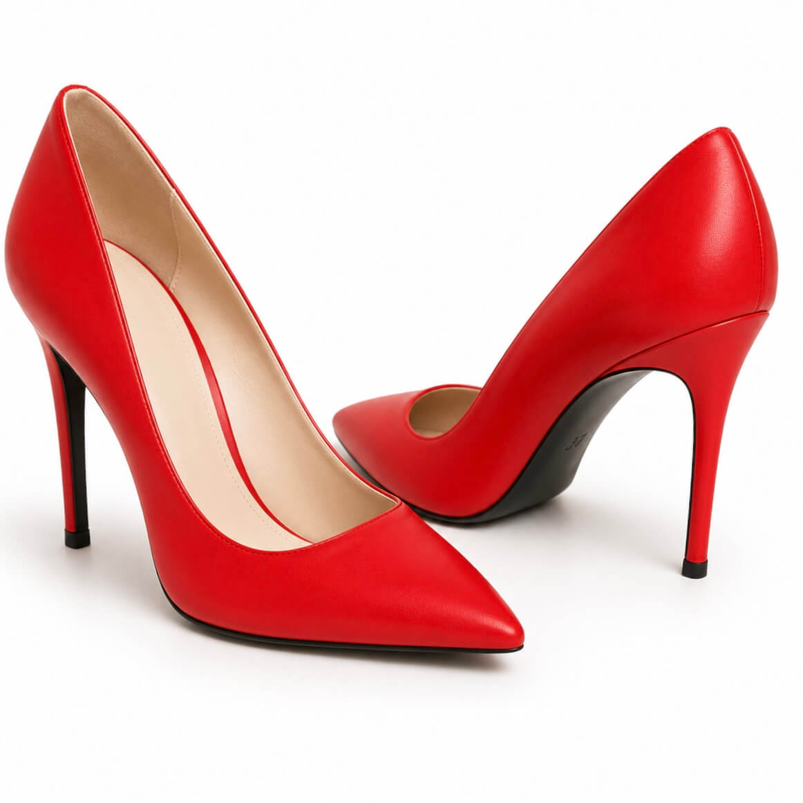 Zora Pumps – LiBEAU rote Leder-Pumps frontal seitlich, spitze Zehenpartie und klassischer 10 cm Absatz, Querformat | LiBEAU

