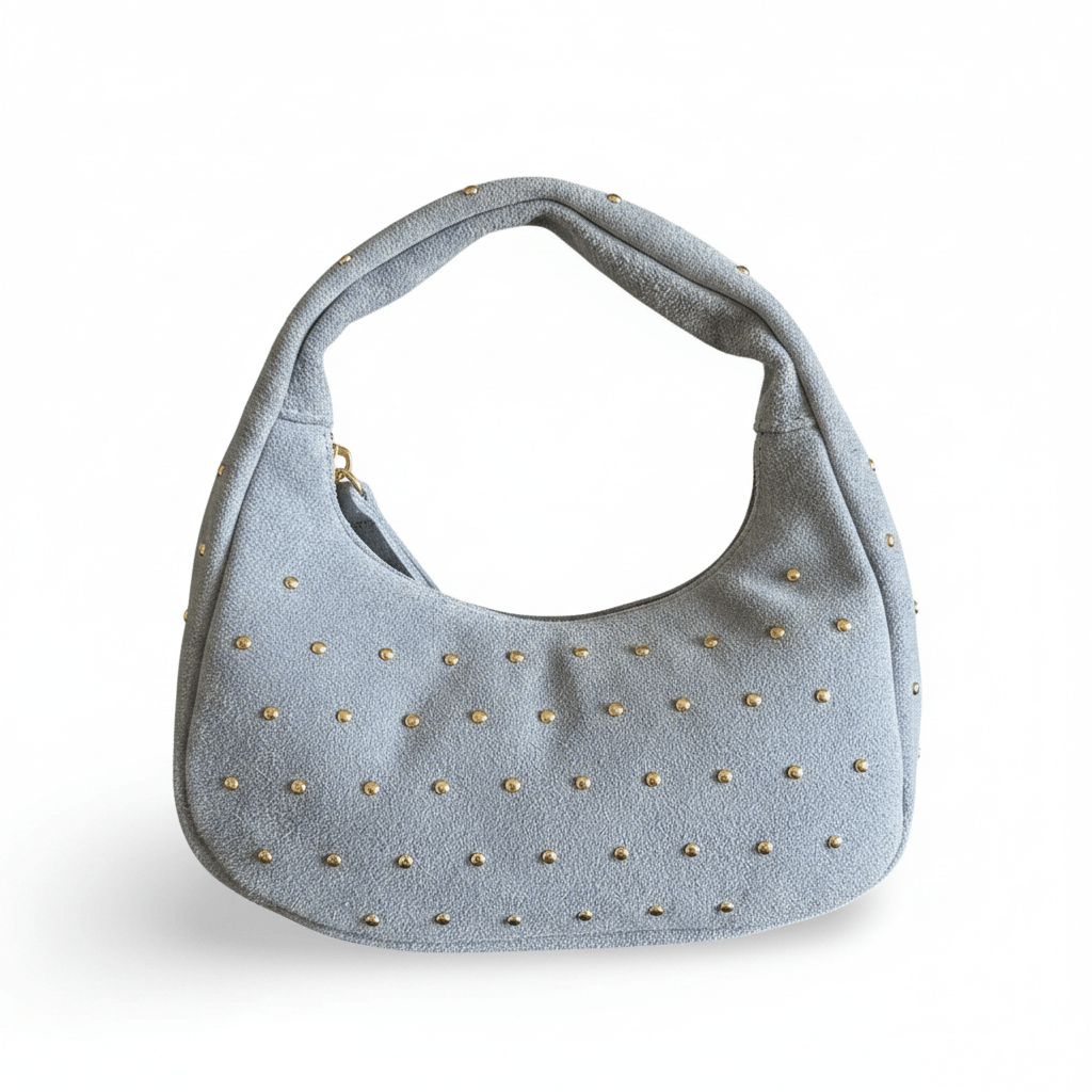 Kitty – Wildleder Clutch Hellblau mit Nieten & Goldkette | LiBEAU