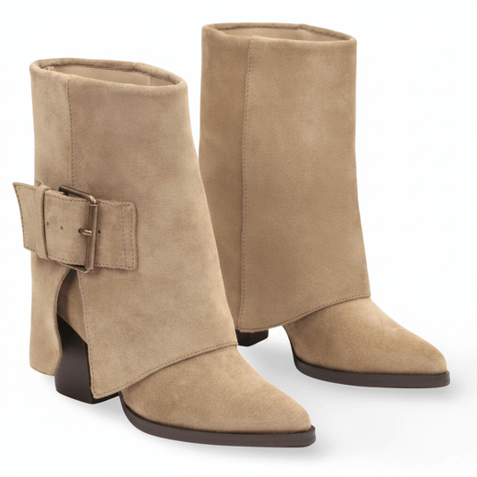 Terry Boots – Beige Sandton Wildleder Stiefel mit Schnalle & Blockabsatz | LiBEAU
